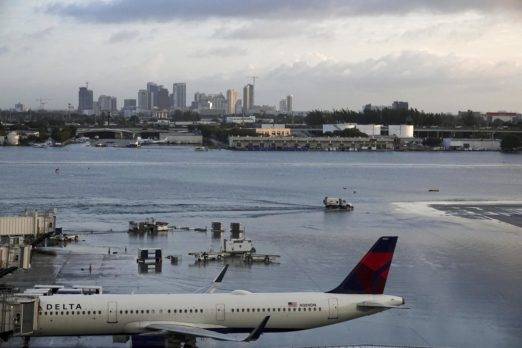 Aeropuerto sigue cerrado por inundaciones en el sur de Florida 