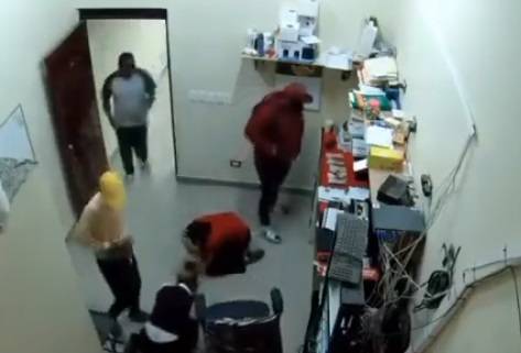 Video: A punta de pistola, desconocidos asaltan banca en SPM