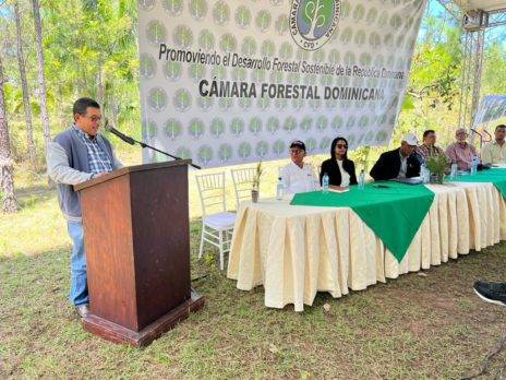 El presidente de la Camara Forestal Dominicana Graviel Pena