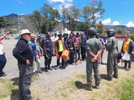 Foto 3. Ceara Hatton dijo que hara un recorrido por el area protegida y estara presente hasta que la situacion este controlada.