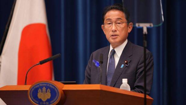 Evacuan al primer ministro japonés por explosión mientras visitaba un puerto