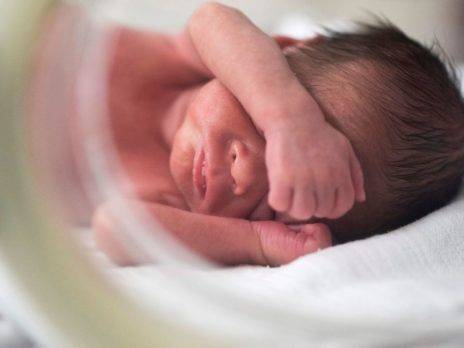 Legisladores truenan por muertes de neonatales en hospital de Los Mina