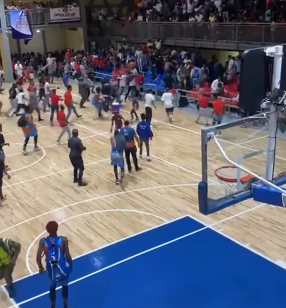 Video | Trompadas y sillazos primaron entre fanáticos en juego de baloncesto en El Seibo