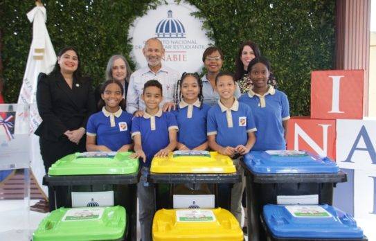 Inabie entrega a escuelas recipientes para reciclar