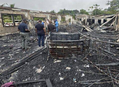 Mueren 19 niños en fuego en una escuela en Guyana