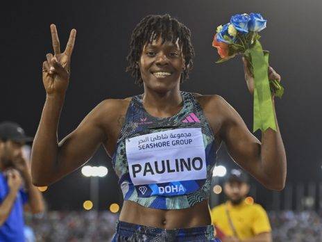 La criolla Marileidy Paulino muestra con orgullo el ramo de flores que exhiben los que ganan los primeros lugares en la Liga Diamante en Atletismo