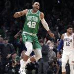 El centro de los Boston Celtics, Al Horford (42), celebra después de anotar un triple contra los 76ers durante la primera mitad del Juego 2 en la NBA.