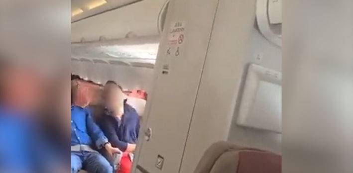 Viral: Hombre abrió puerta de emergencia de avión poco antes del aterrizaje