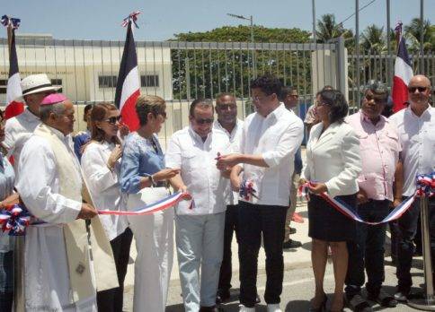 Collado inaugura un centro comunal en Maimón; harán obras