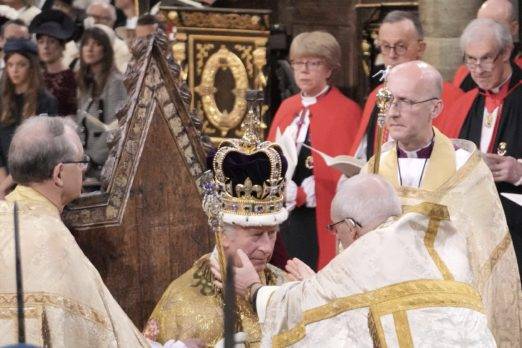 Carlos III es coronado con tradición en momento incierto