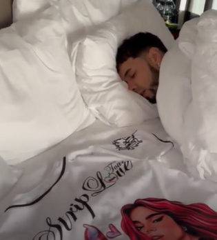 Viral: Anuel AA duerme con camiseta de Karol G