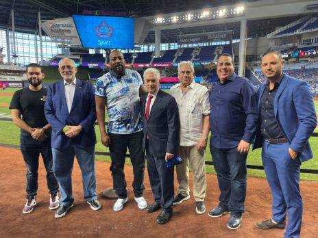 Presentan a Vladimir Guerrero embajador dominicano de la Serie del Caribe Miami