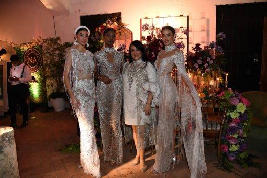 Giannina Azar junto a parte de sus modelos al cierre del desfile de moda.