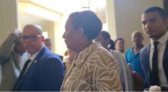 Video: Llegada de la madre de Joshua Omar Fernández al Palacio de Justicia