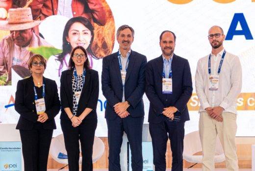 Participantes en panel en el Congreso de Asofondos