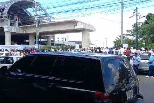 Multitud espera al presidente Abinader a las afueras del Teleférico en Los Acarrizos