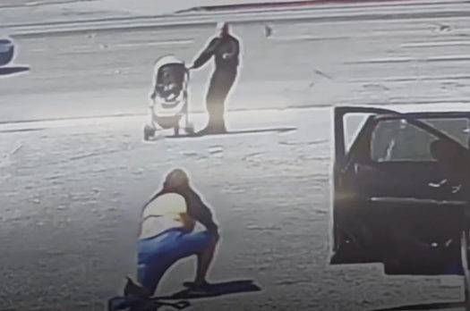 Video: Hombre salva a un bebé en un cochecito de ser atropellado en California
