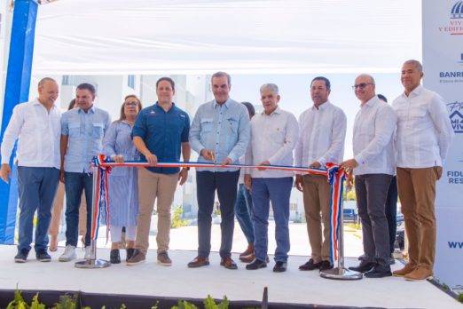 Abinader entrega más de 150 viviendas en Santiago e inaugura planta de agua