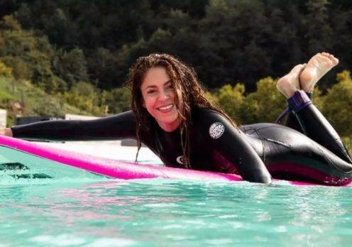 Video: Shakira presume su talento en el surf