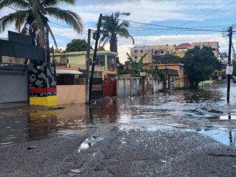 Lluvias provocan inundaciones urbanas en Santo Domingo