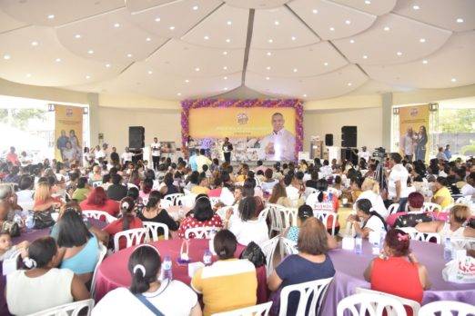 Diputado Joselito celebra Día de las Madres con cientos de mujeres de SDE