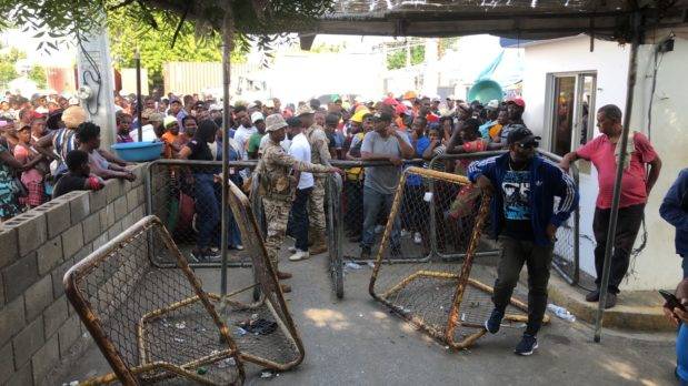 RD impide la entrada a cientos de obreros haitianos con carnés vencidos