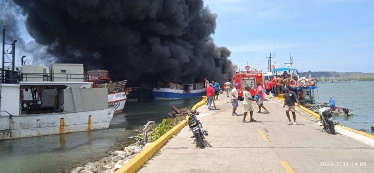 Un incendio quema 5 barcos pesqueros bahía Luperón