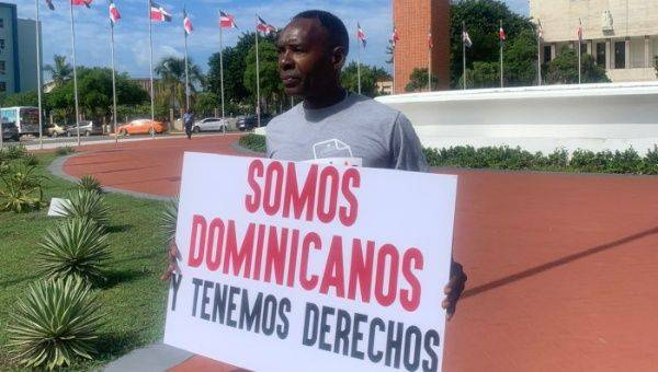 Actvistas piden restitución de nacionalidad dominicana frente al Congreso