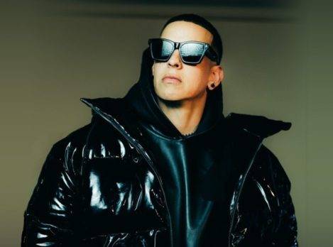 Daddy Yankee firma para ser productor de la serie “Neon” de Netflix  