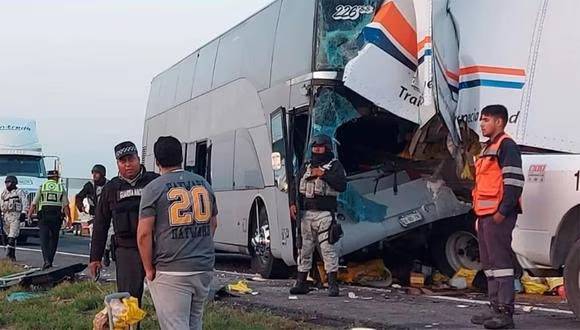 Autobús que trasladaba a 54 migrantes se accidenta en norte de México