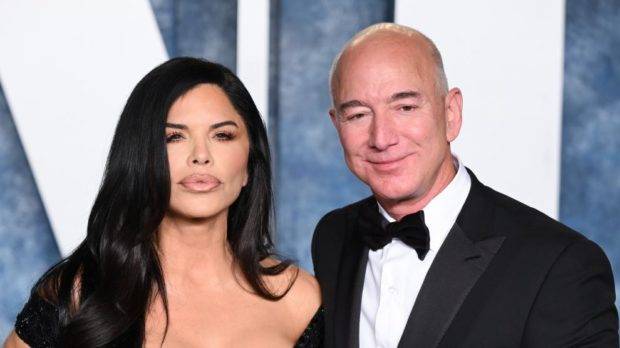 El fundador de Amazon, Jeff Bezos, y su novia, Lauren Sánchez, se han comprometido