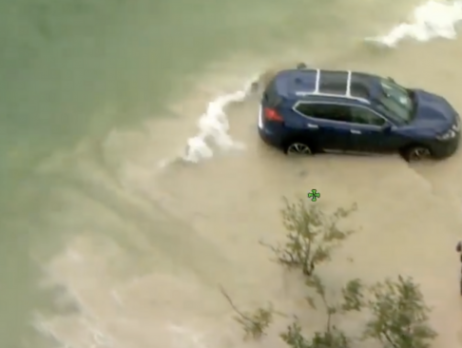 Mujer ebria llega conduciendo su auto hasta el agua de una playa en Florida