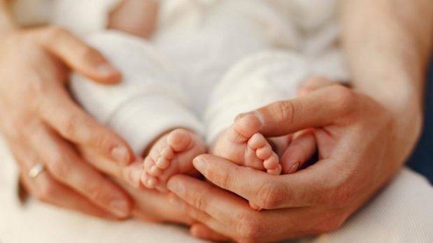 Nace el primer bebé en Reino Unido con ADN de tres personas