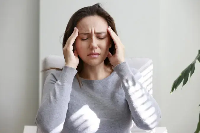 2 Las mujeres personas con historial familiar de migraña y pacientes con otras afecciones pueden padecer migraña 1