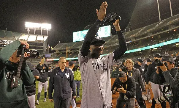 El lanzador abridor de los Yankees, Domingo Germán reacciona a los aplausos de los fanáticos tras lanzar juego perfecto.