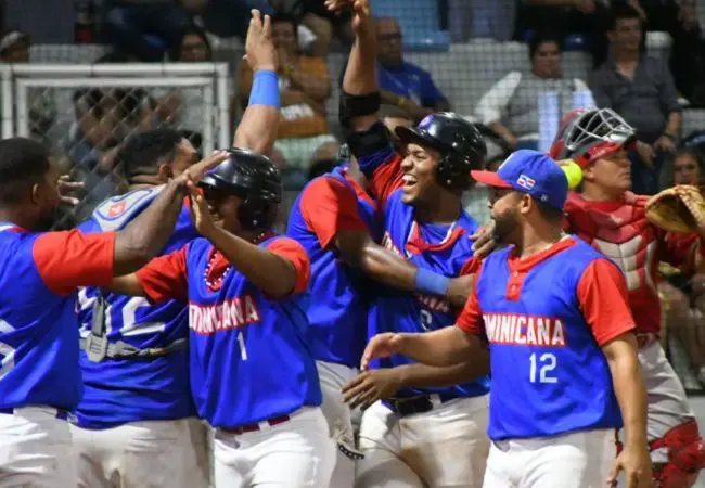 Los jugadores de la Selección de softbol masculino celebra con júbilo la conquista de la medalla de oro en los Juegos de San Salvador.