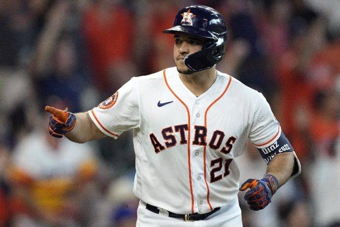 El dominicano Yainer Díaz celebra tras batear jonrón.