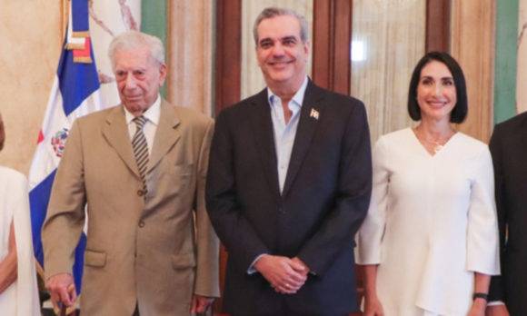 Gobierno otorga nacionalidad a escritor Mario Vargas Llosa