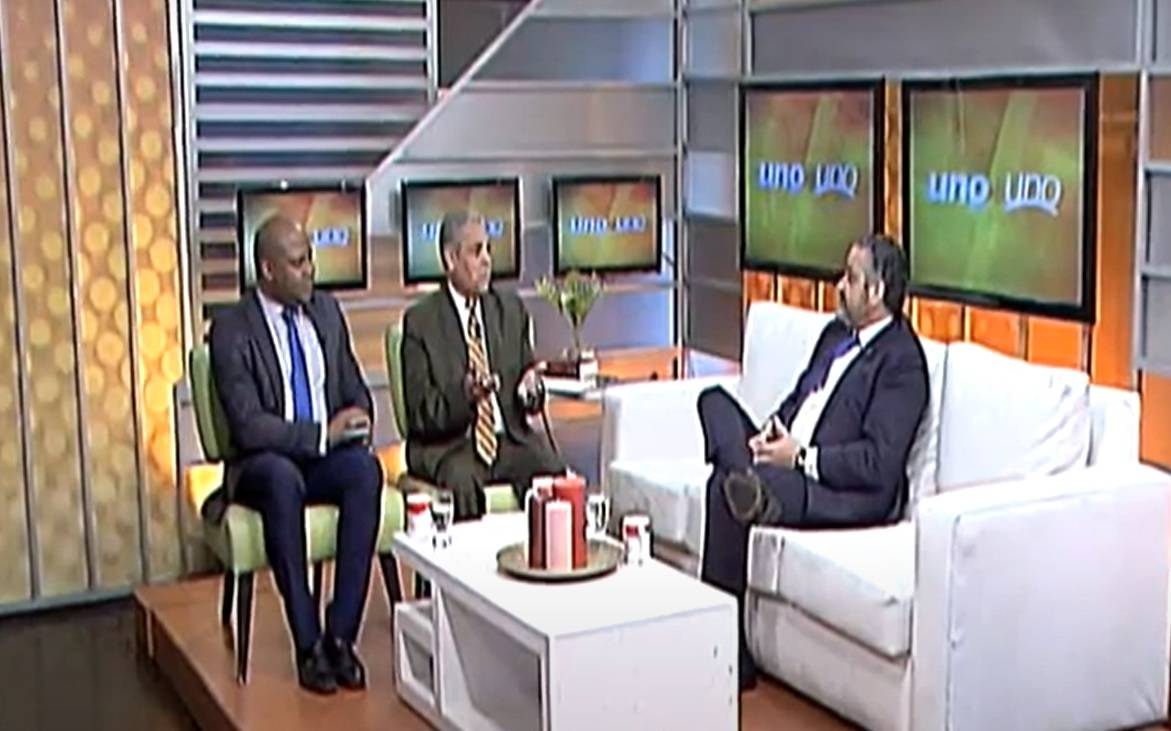 Samir Chami Isa, junto a los periodistas Adalberto Grullón y Starlin Montero, durante entrevista en el programa Uno Más Uno. Fuente externa