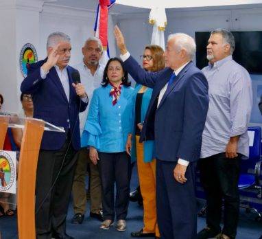 Miguel Vargas juramenta en PRD aspirante a alcalde por Santiago