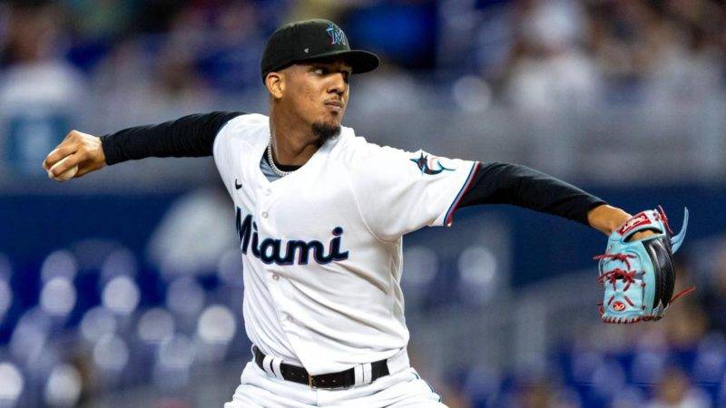 El lanzador Eury Pérez, de los Marlins, hace un lanzamiento en juego ante Piratas..