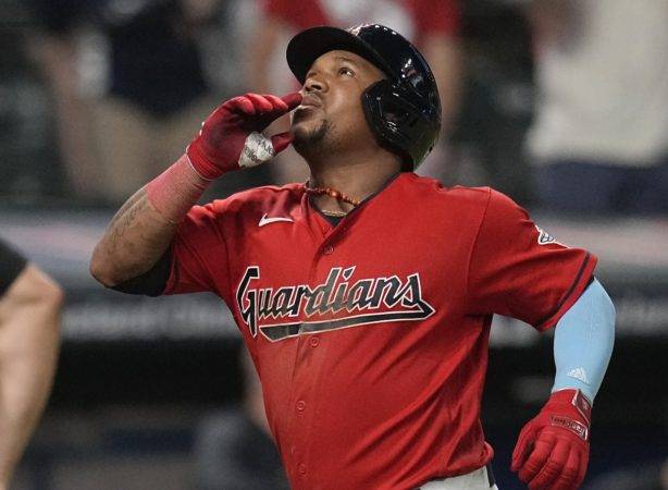 José Ramírez al momento de conectar uno de sus jonrones en la actual temporada del béisbol de las Grandes Ligas