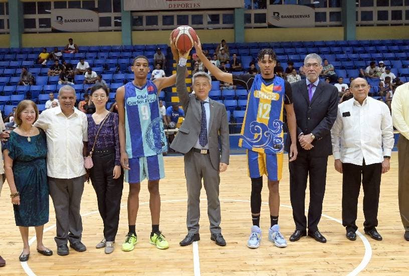 Embajador Luning agradece dedicatoria Copa de Baloncesto