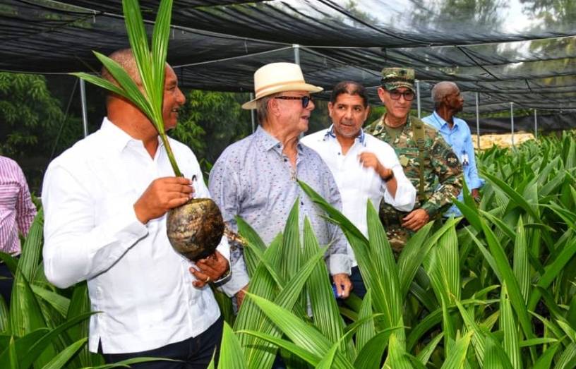 Agricultura y Defensa instalan vivero para producir plantas coco