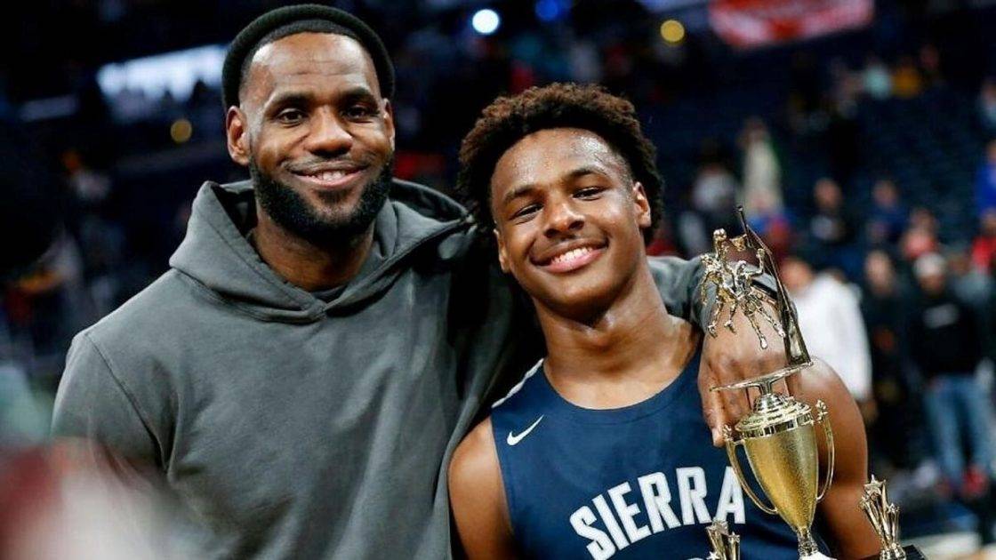 Lebron James junto a su hijo Bronny James