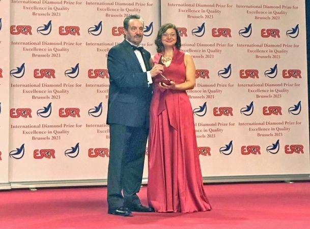 Mariam Montes de Oca recibe el premio