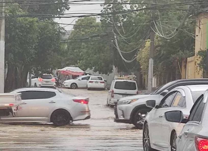 Inundaciones generan caos en el tránsito