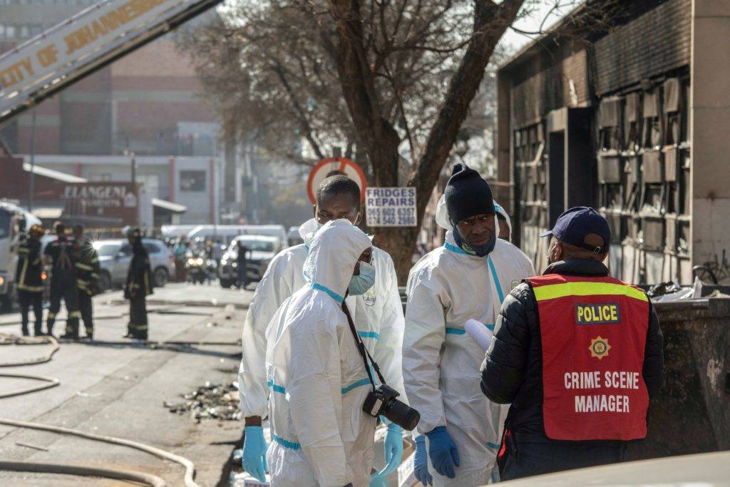 73 muertos en el incendio de un edificio en Sudáfrica    