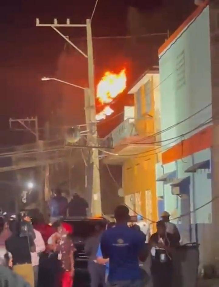 Video | San Cristóbal: Emergen las llamas en un edificio afectado