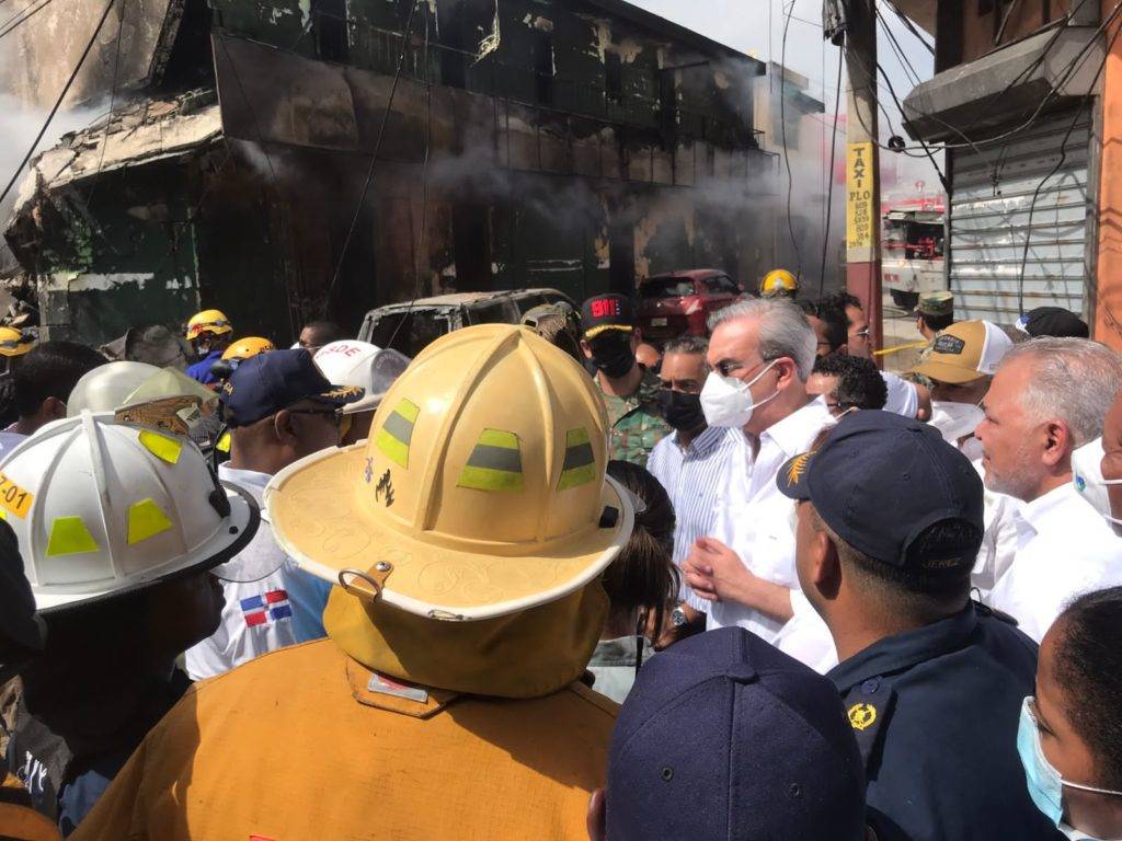 Presidente Abinader visita zonas afectadas por explosión en San Cristóbal y asegura a familias apoyo del Gobierno